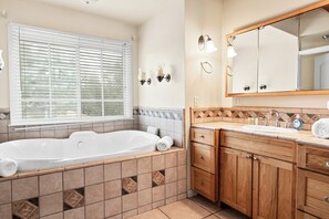 Basic Cabin | Bathroom