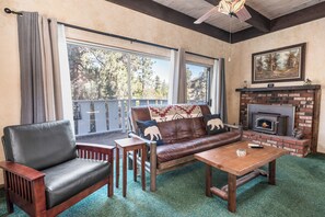 Basic Cabin | Living area - Juniper's Cottage (Big Bear City)