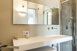 Bruser, bidet, håndklæder