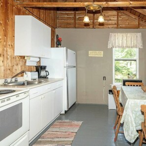 Fridge, microwave, oven, stovetop - On the waters edge of Lake Cecebe Tranquility above Muskoka at Rockwynn Cottages (Burk's Falls)