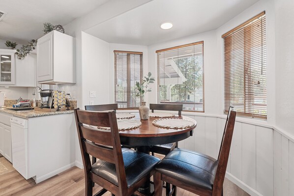 Basic Cabin | In-room dining