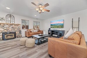 Basic Cabin | Living area - Serenity Knoll (Big Bear Lake)