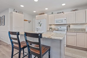 Basic Cabin | Private kitchen - Serenity Knoll (Big Bear Lake)