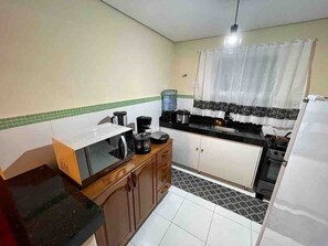 Geladeira, micro-ondas, fogão, cooktop