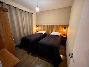 2 quartos, cortinas blackout, ferros/tábuas de passar roupa