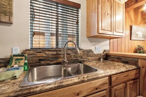 Electric kettle, toaster - Shady Pine Cottage (Big Bear City)