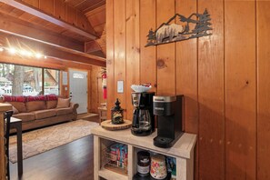 Electric kettle, toaster - Shady Pine Cottage (Big Bear City)