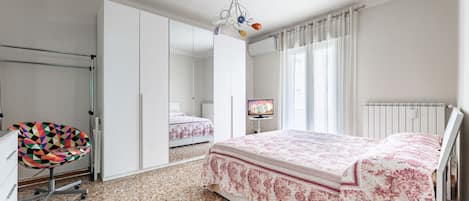 1 habitación y tabla de planchar con plancha