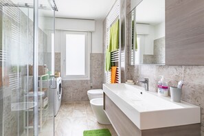 Dusche, Haartrockner, Bidet, Handtücher