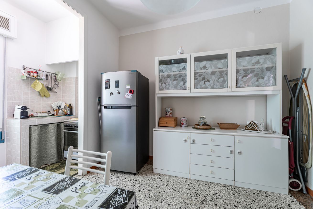 Refrigerador, horno, parrilla de estufa y utensilios de cocina 