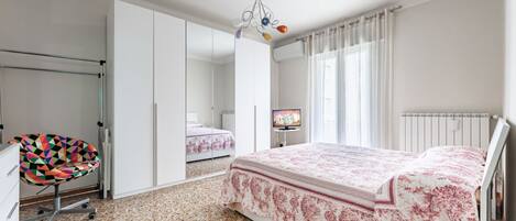 1 slaapkamer, een strijkplank/strijkijzer
