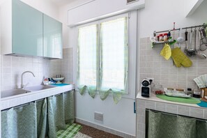 Refrigerador, horno, parrilla de estufa y utensilios de cocina 