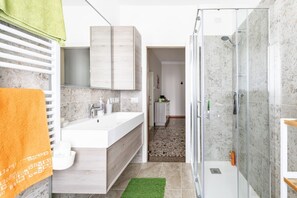 Douche, sèche-cheveux, bidet, serviettes fournies