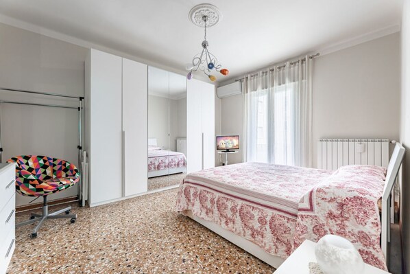 1 chambre, fer et planche Ă repasser