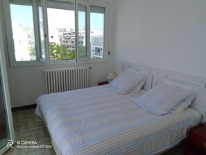 2 chambres, fer et planche à repasser, Wi-Fi gratuit, draps fournis