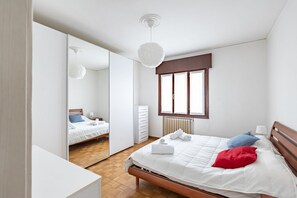 1 Schlafzimmer, Schreibtisch, Bügeleisen/Bügelbrett
