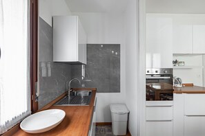 Fridge, oven, stovetop, cookware/dishes/utensils