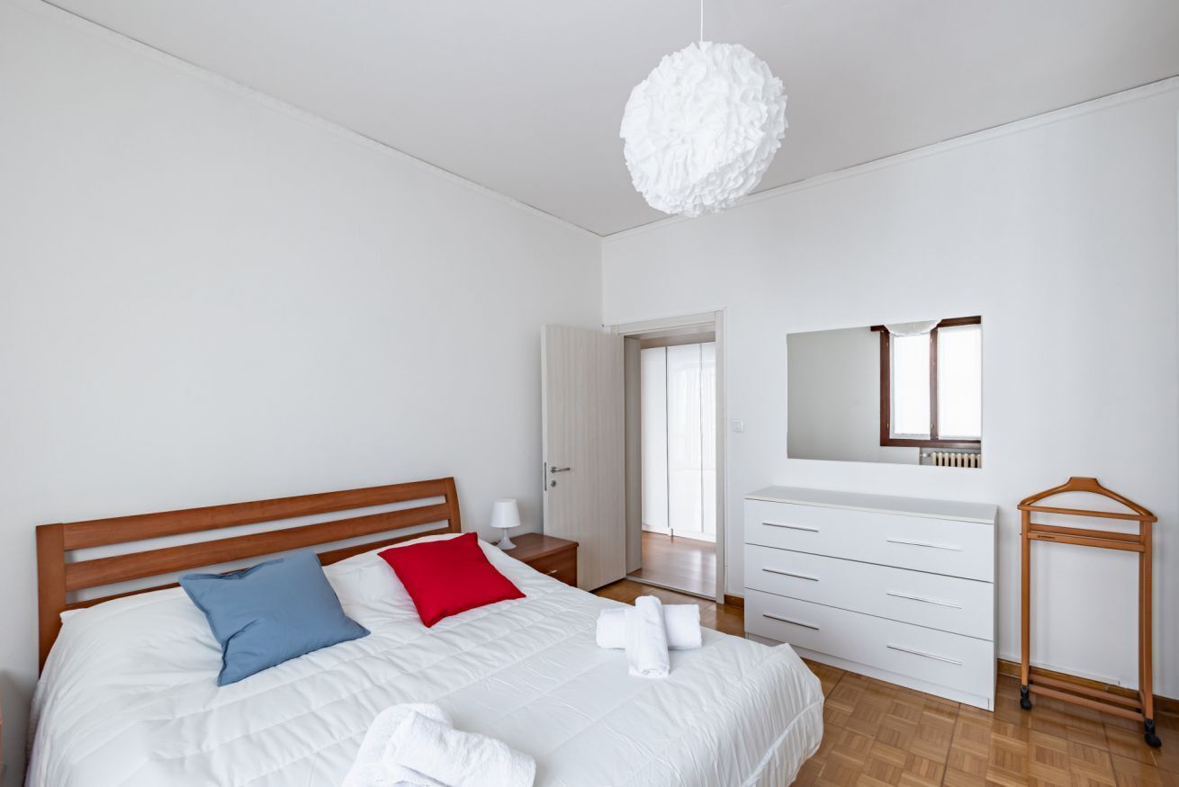 1 habitación, escritorio y tabla de planchar con plancha 