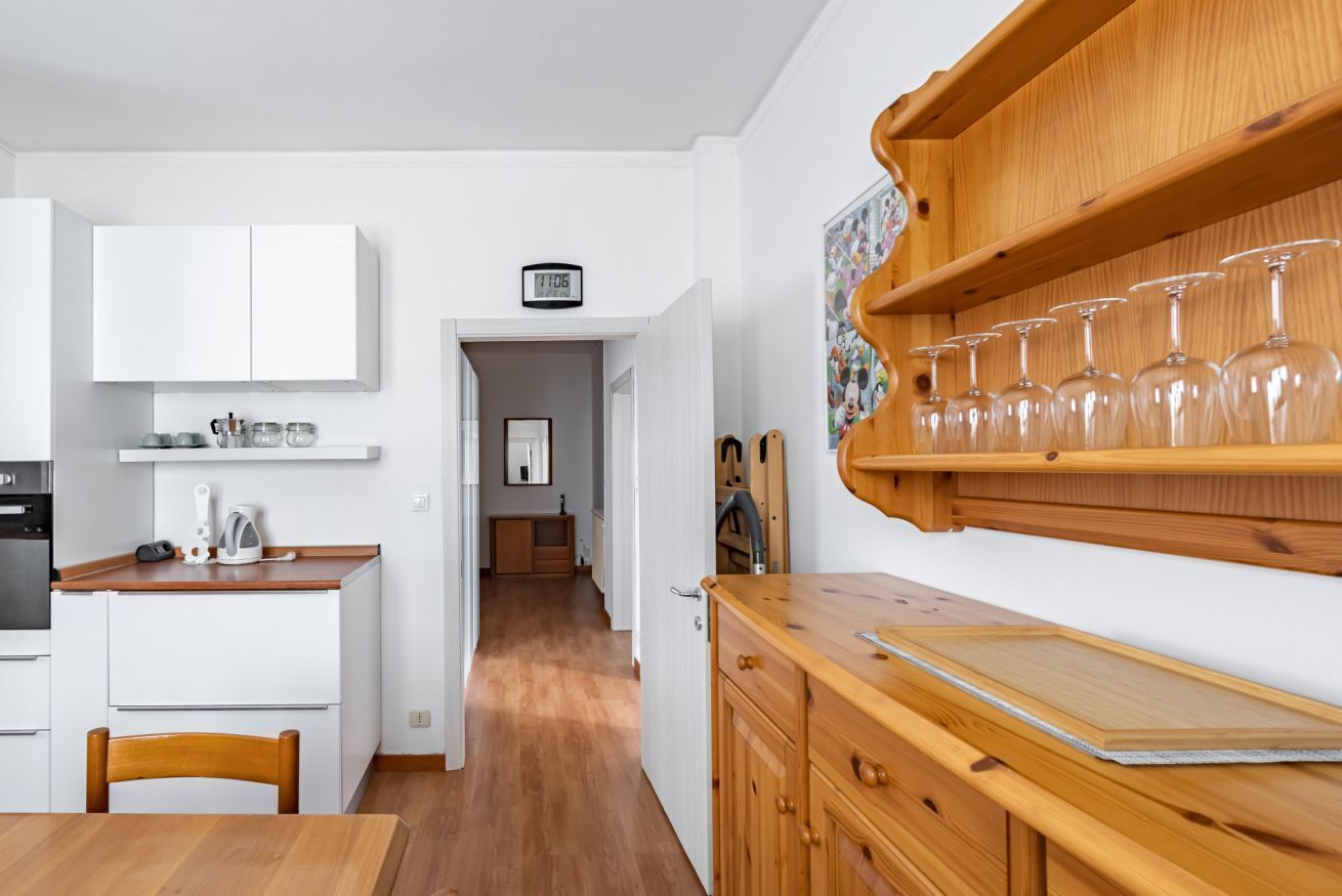 Fridge, oven, stovetop, cookware/dishes/utensils