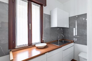 Réfrigérateur, four, plaque de cuisson