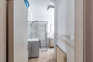 Shower, hair dryer, bidet, towels - GuestHost - Apartment located on the first floor of a four-storey building without a lift.In 70 square meters of space it comfortably accommodates 4 people, with a double bedroom and a double sofa bed in the living room.Excellent location, a few minutes  (Mestre)