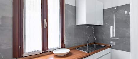 Refrigerador, horno, parrilla de estufa y utensilios de cocina