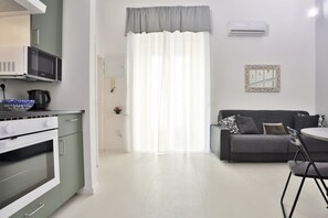 Fridge, microwave, oven, stovetop - GuestHost - Suite I Miracoli Central Apartment (Napoli)
