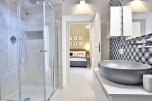 Douche, sèche-cheveux, bidet, serviettes fournies