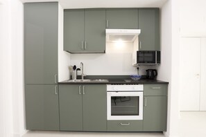 Micro-ondas, fogão, cooktop, talheres/pratos/utensílios de cozinha