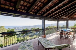 Outdoor dining - Comfortable apartment of 260 sqm, able to accommodate up to 10 people, located in a panoramic area above Imperia, surrounded by olive trees. The view from the terrace is magnificent!The accommodation is equipped with every comfort, including the presence (Imperia)