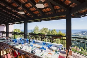 Outdoor dining - Comfortable apartment of 260 sqm, able to accommodate up to 10 people, located in a panoramic area above Imperia, surrounded by olive trees. The view from the terrace is magnificent!The accommodation is equipped with every comfort, including the presence (Imperia)