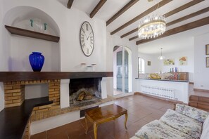 TV - Comfortable apartment of 260 sqm, able to accommodate up to 10 people, located in a panoramic area above Imperia, surrounded by olive trees. The view from the terrace is magnificent!The accommodation is equipped with every comfort, including the presence (Imperia)