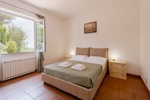 4 soverom, strykejern/-brett, internettilgang og sengetøy