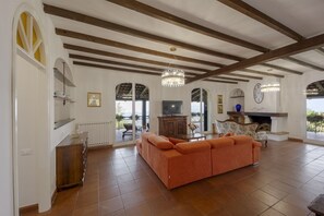 TV - Amazing Apartment w/ Private Parking & Pool (Imperia)