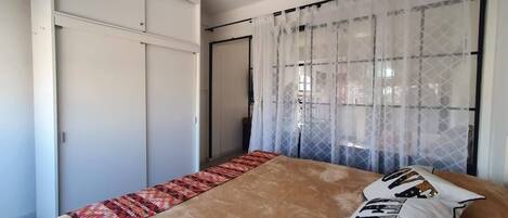 1 dormitori, planxa i posts de planxar, wifi i roba de llit