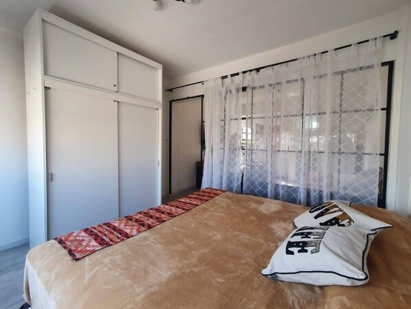 1 habitación, tabla de planchar con plancha, wifi y ropa de cama