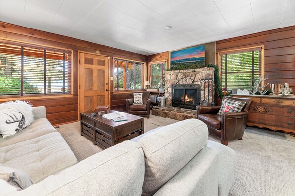 Basic Cabin | Living area