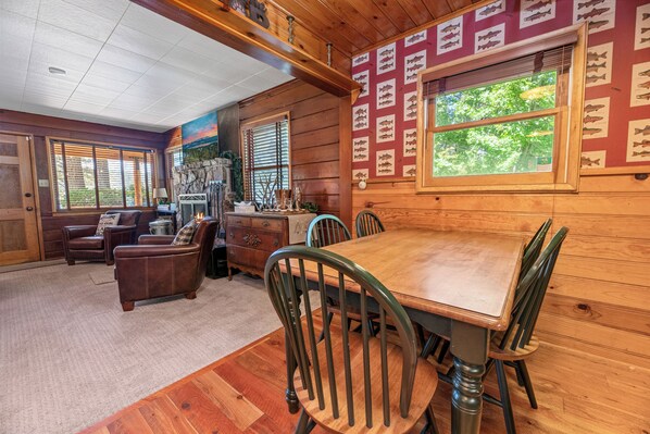 Basic Cabin | In-room dining