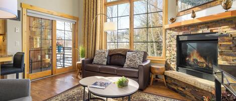 スマートテレビ、暖炉、書斎 / ワークスペース