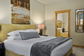 2 habitaciones, escritorio y tabla de planchar con plancha 
