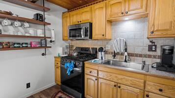 Basic Cabin | Private kitchen | Electric kettle, toaster