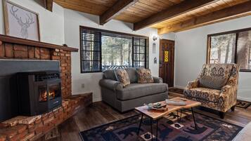 Basic Cabin | Living area