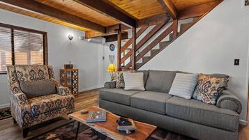 Basic Cabin | Living area