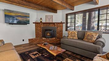 Basic Cabin | Living area