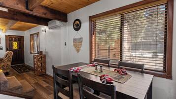 Basic Cabin | In-room dining