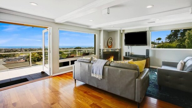 Living area - 25% Off Sept 7-9, Amazing Reviews/Views, Hot Tub! (Ventura)