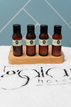 Dusj, dusjhode med hydromassaje, designertoalettartikler og hårføner