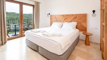Phòng đôi hoặc 2 giường đơn Superior | Chăn bông, nệm Select Comfort, minibar với thức uống miễn phí, bàn