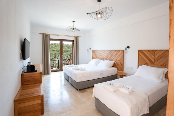 Luxury Triple Room | Down duvets, Select Comfort beds, free minibar, desk