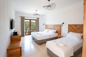 Luxury Üç Kişilik Oda | Kuştüyü yorgan, Select Comfort yatak, ücretsiz minibar, masa 